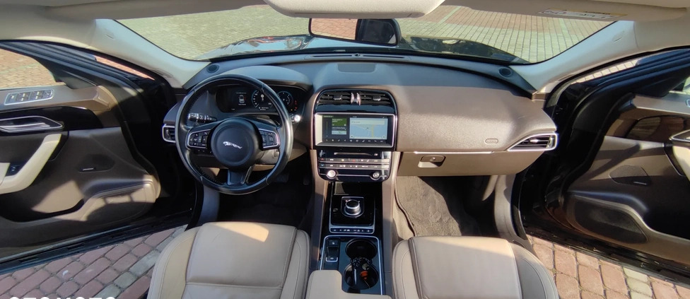 Jaguar F-Pace cena 88900 przebieg: 165200, rok produkcji 2017 z Kisielice małe 781